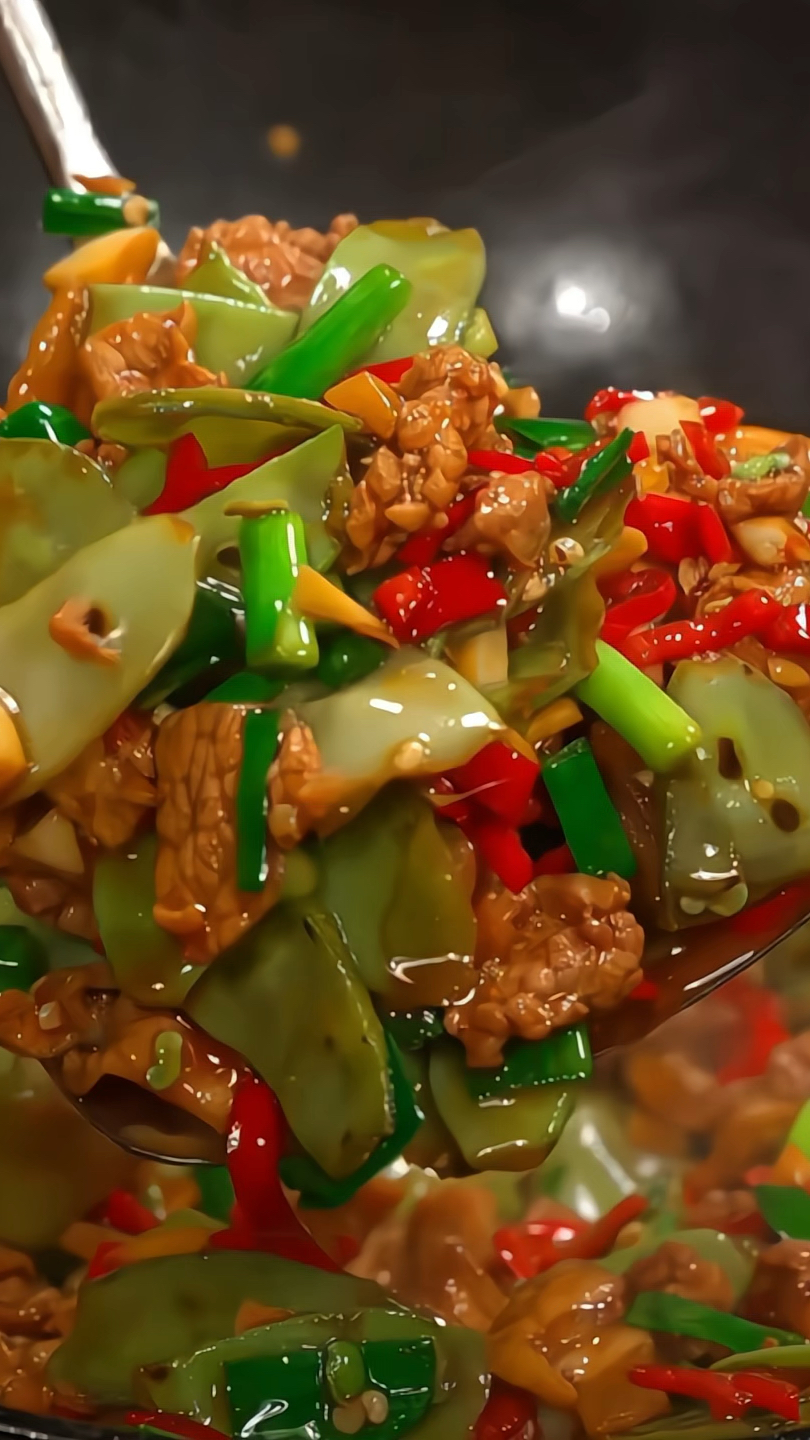 峨眉豆大家有吃过吗,今天做个峨眉豆炒肉,又香又下饭的家常菜
