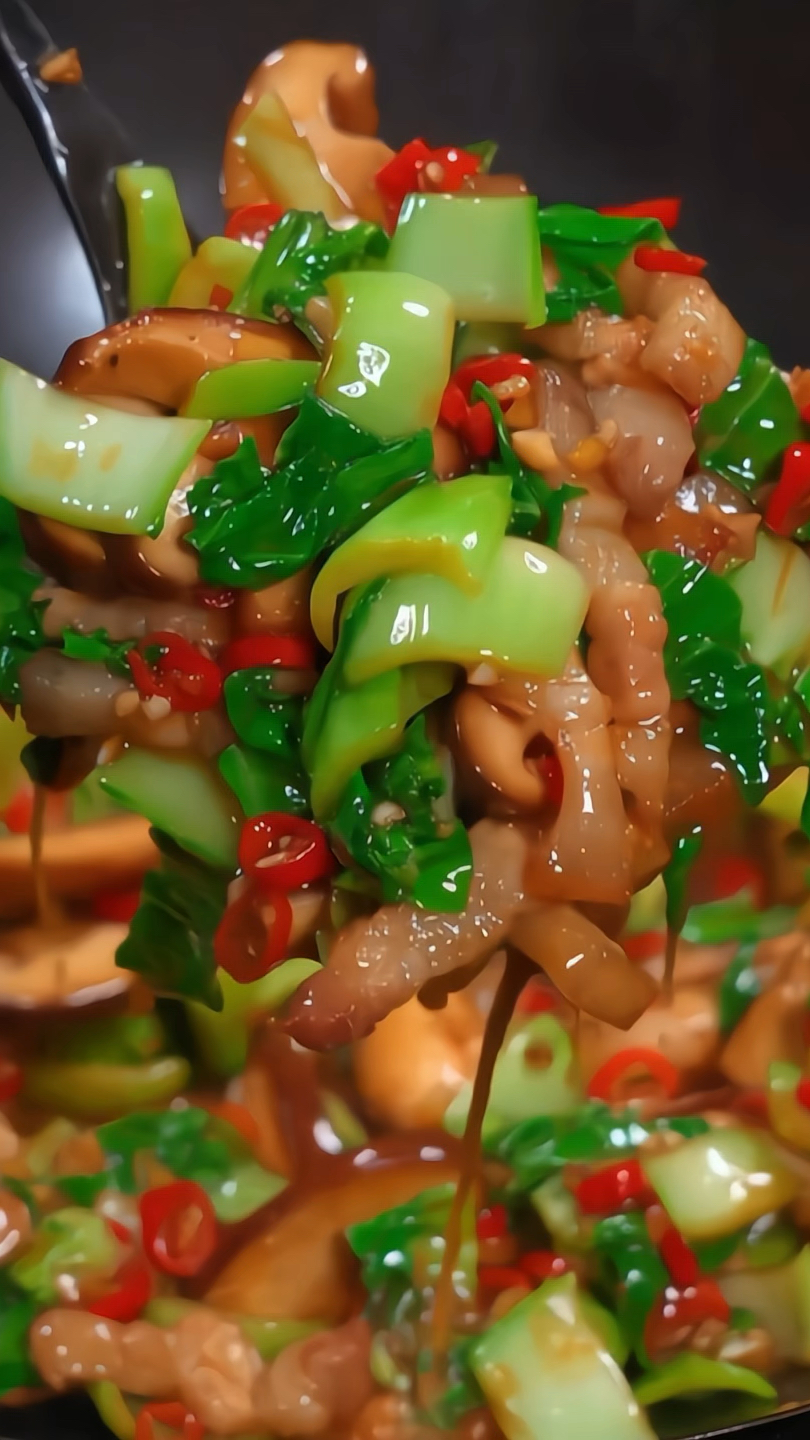 每次炒这道青菜炒蘑菇爽口又下饭、真的太好吃了#美食 #家常菜