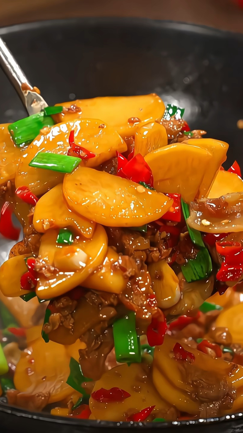 脆嫩鲜甜的白萝卜炒肉,炒前用盐抓一下白萝卜,味道更脆甜!