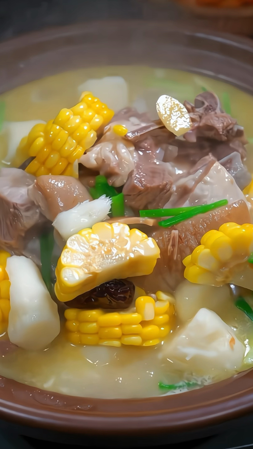 羊肉火锅，汤鲜味美，一点膻味都没有，非常推荐的做法！