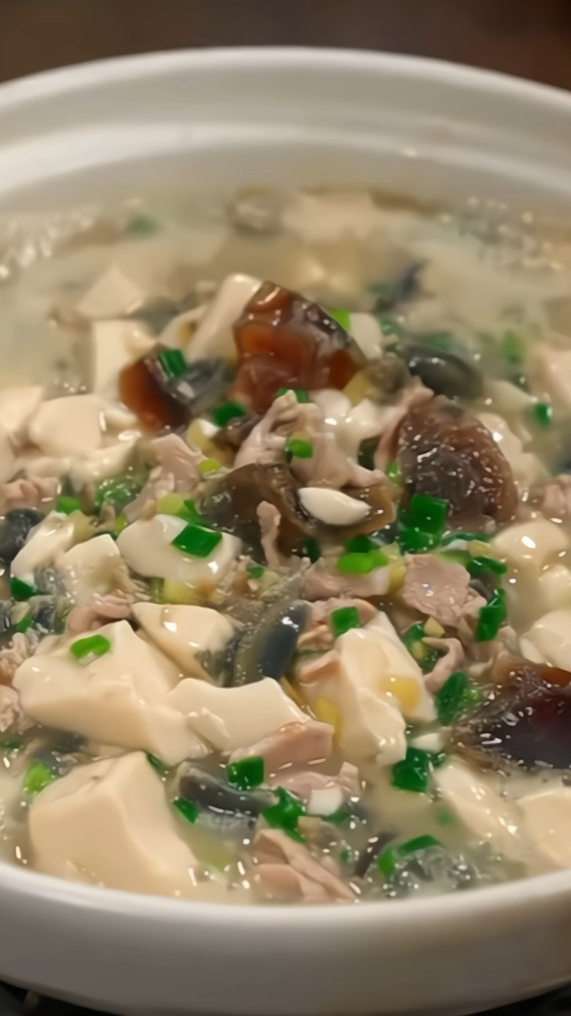 鲜美的皮蛋豆腐瘦肉汤,喝上一碗暖乎乎炒级香!