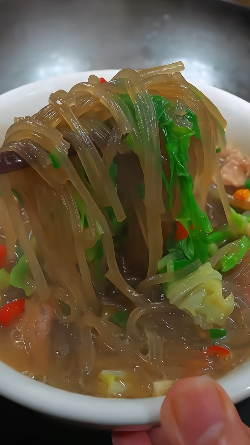 天气冷了煮上这样一锅红薯粉煮白菜，简单又好吃！#美食