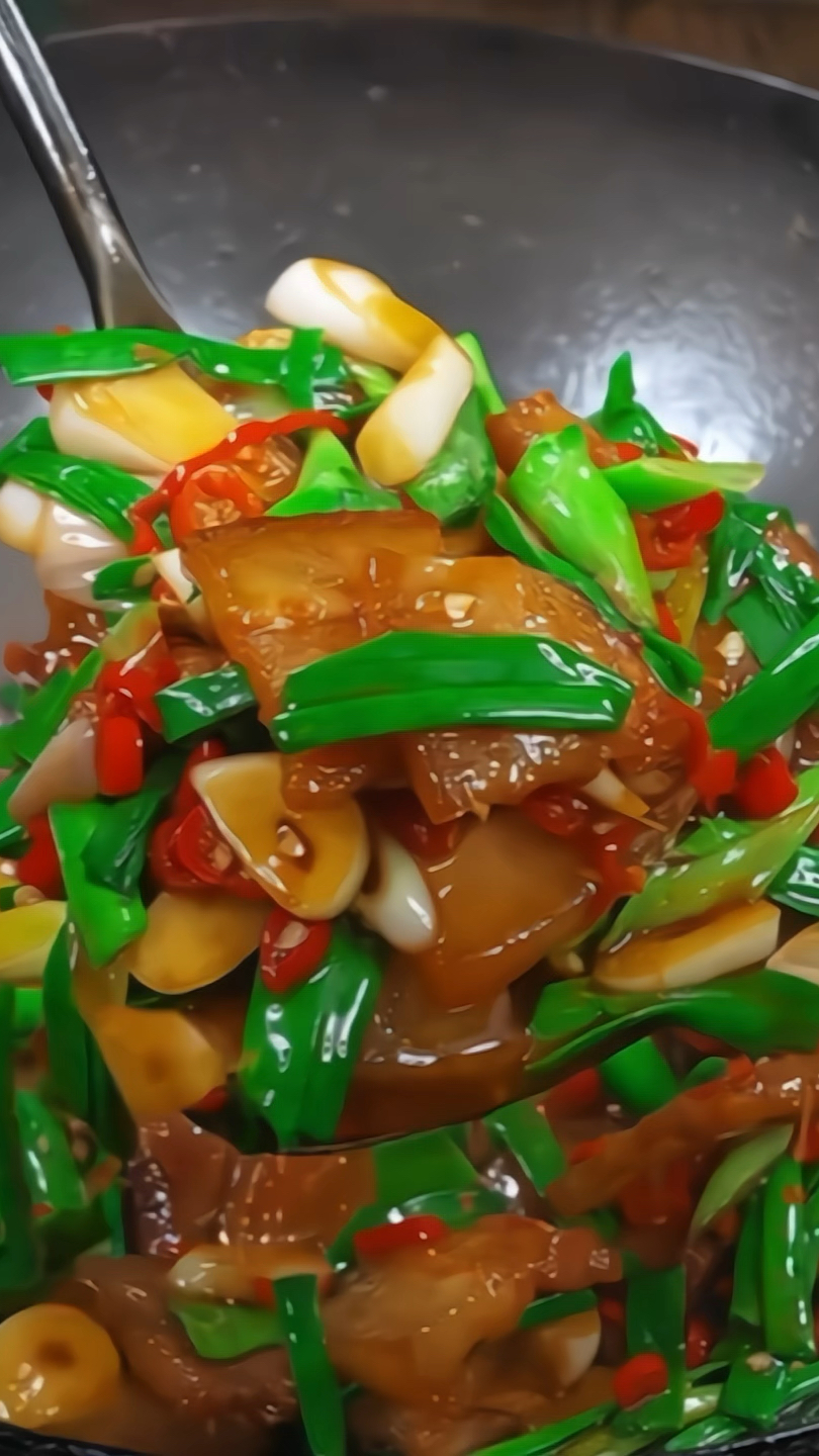 又香又下饭的大蒜叶炒五花肉，又是费米饭的一天#家常菜