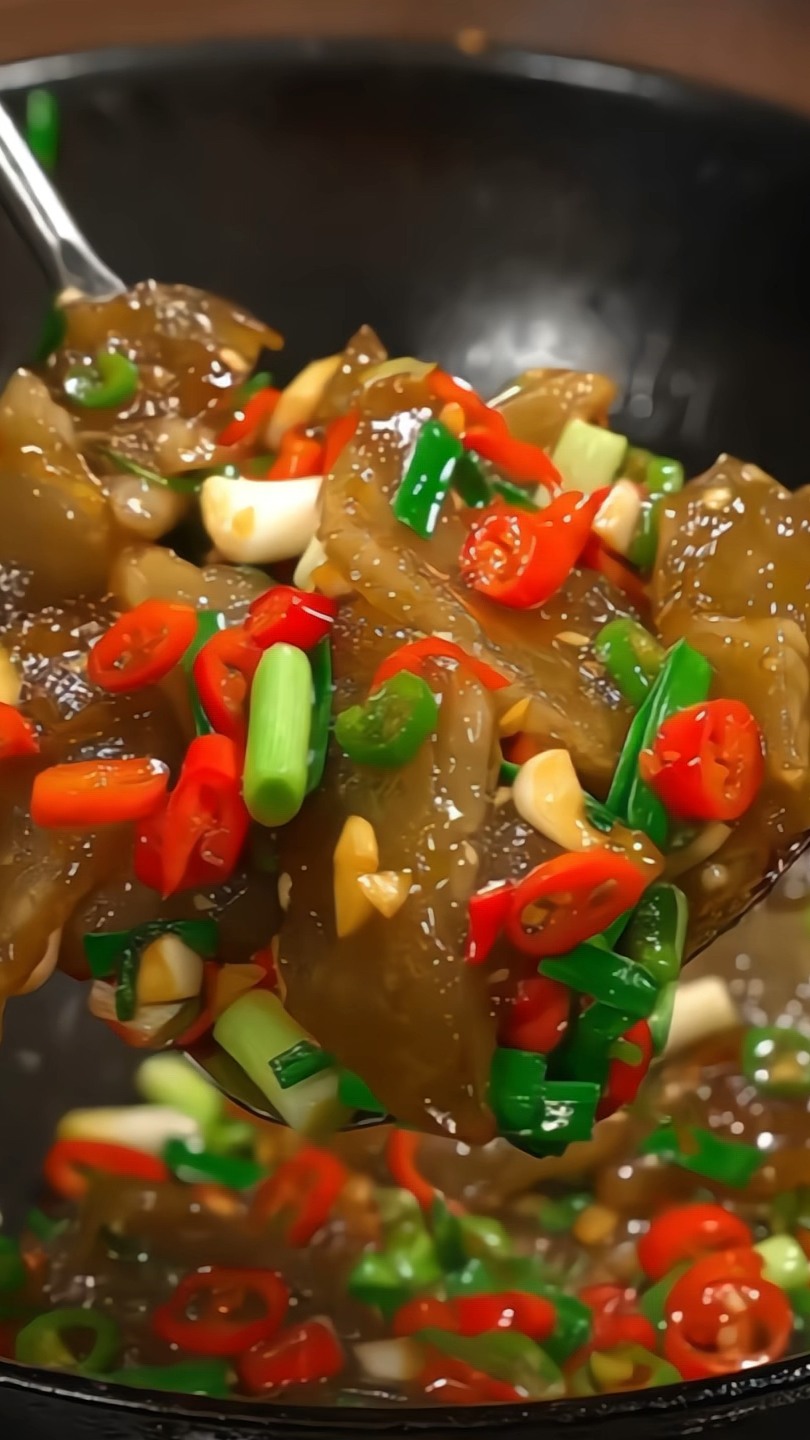 小时候一到冬天就常吃的一道菜小炒红薯粉，又香又嫩