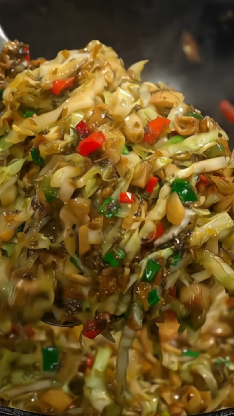 简简单单一道素炒，吃起来比肉还香，鲜嫩爽口的酸菜小笋炒包菜丝