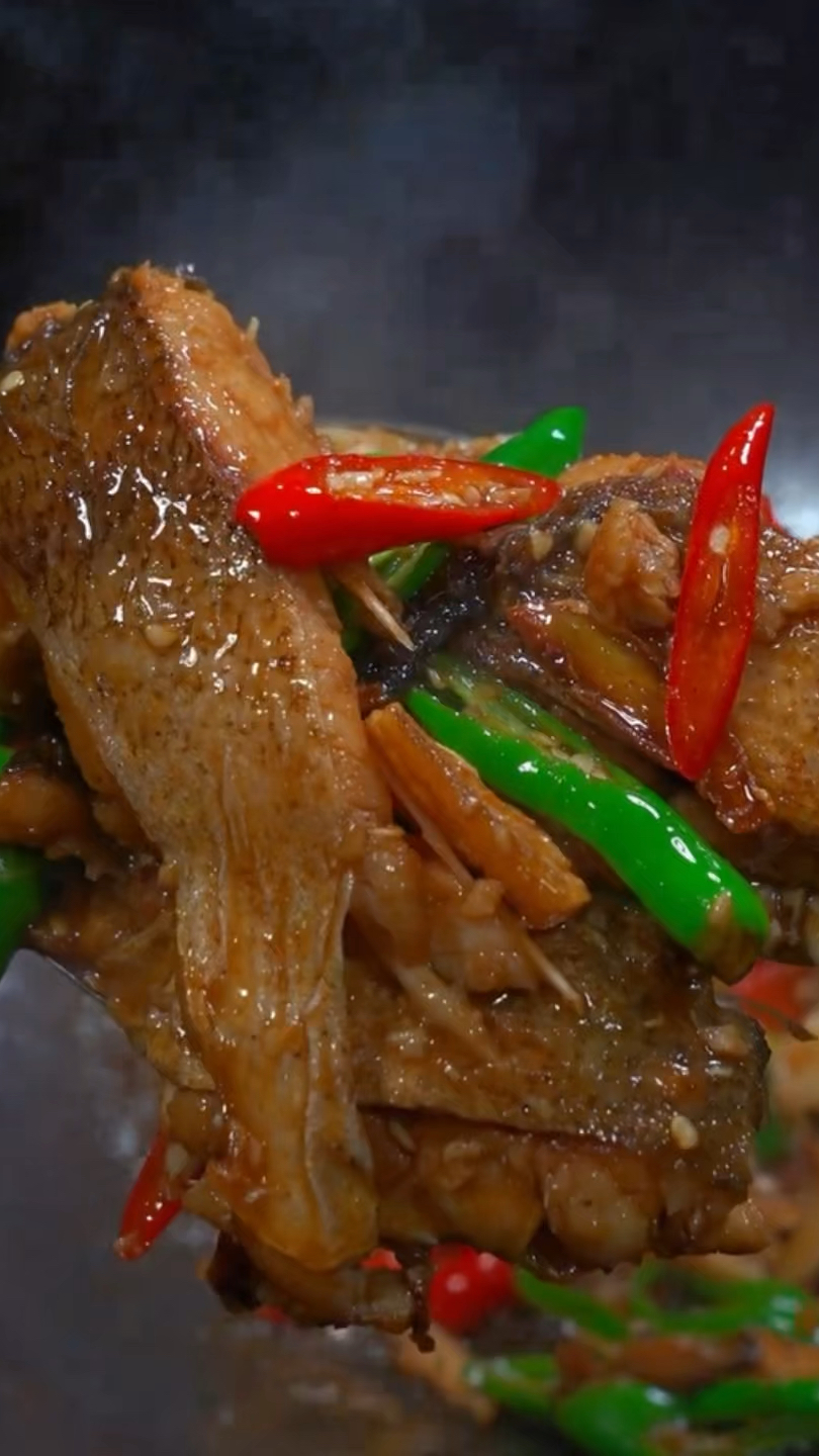 外酥里嫩的香煎鱼块,焦香入味,好吃到骨头都想嗦干净!