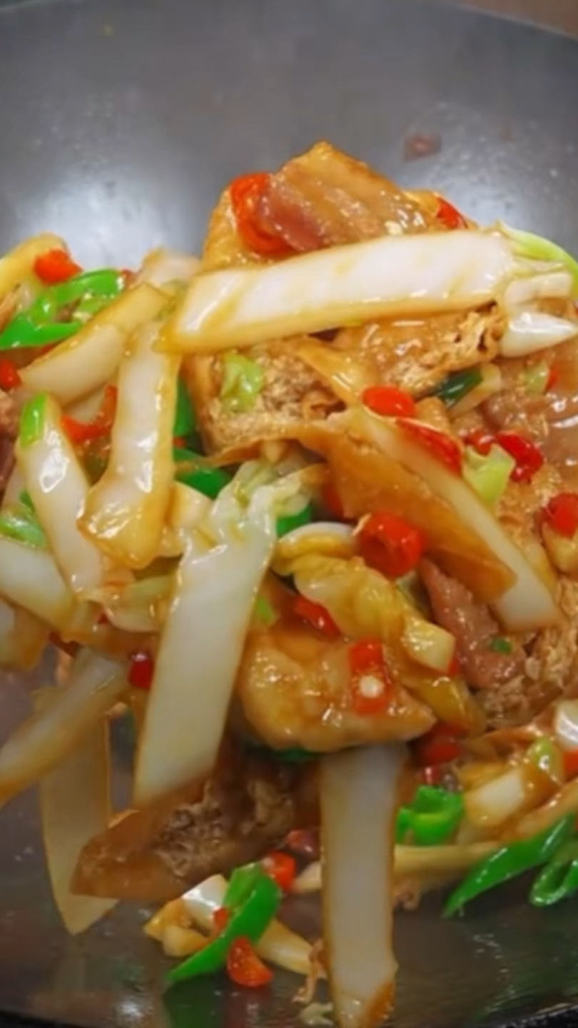 简单又好吃的油豆腐炒白菜杆，特别的下饭！ #家常菜