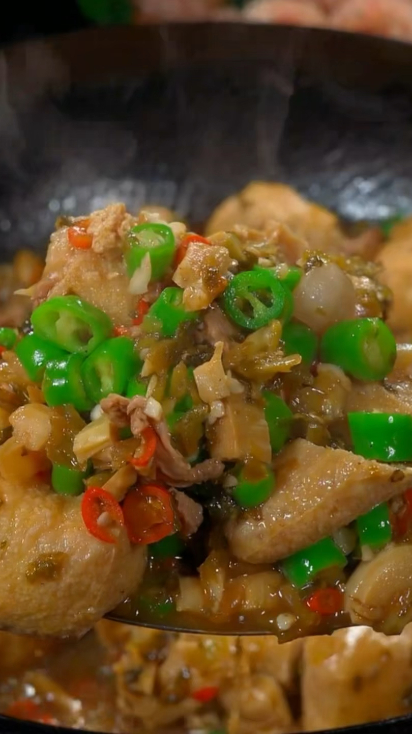 冬天油豆腐这样做吸饱了汤汁真的非常好吃！