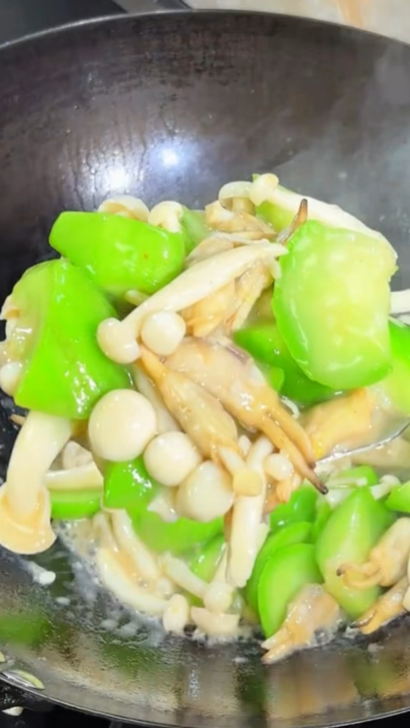 巨鲜美的家常小炒!丝瓜白玉菇搭配蛏子,清甜爽口,能干一大碗饭