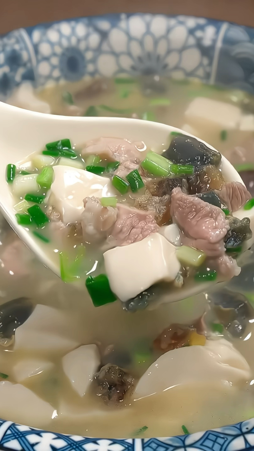 超级鲜美的皮蛋豆腐瘦肉汤,没吃过的朋友记得一定要试试