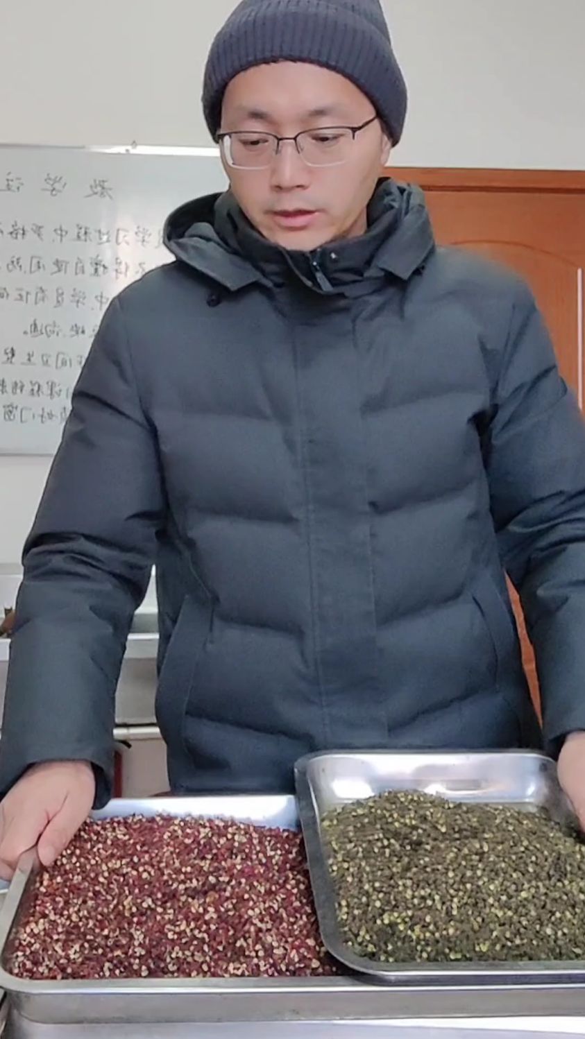 我们麻辣鸭货好吃的秘密就在这三个花椒,一定要会分辨记清楚