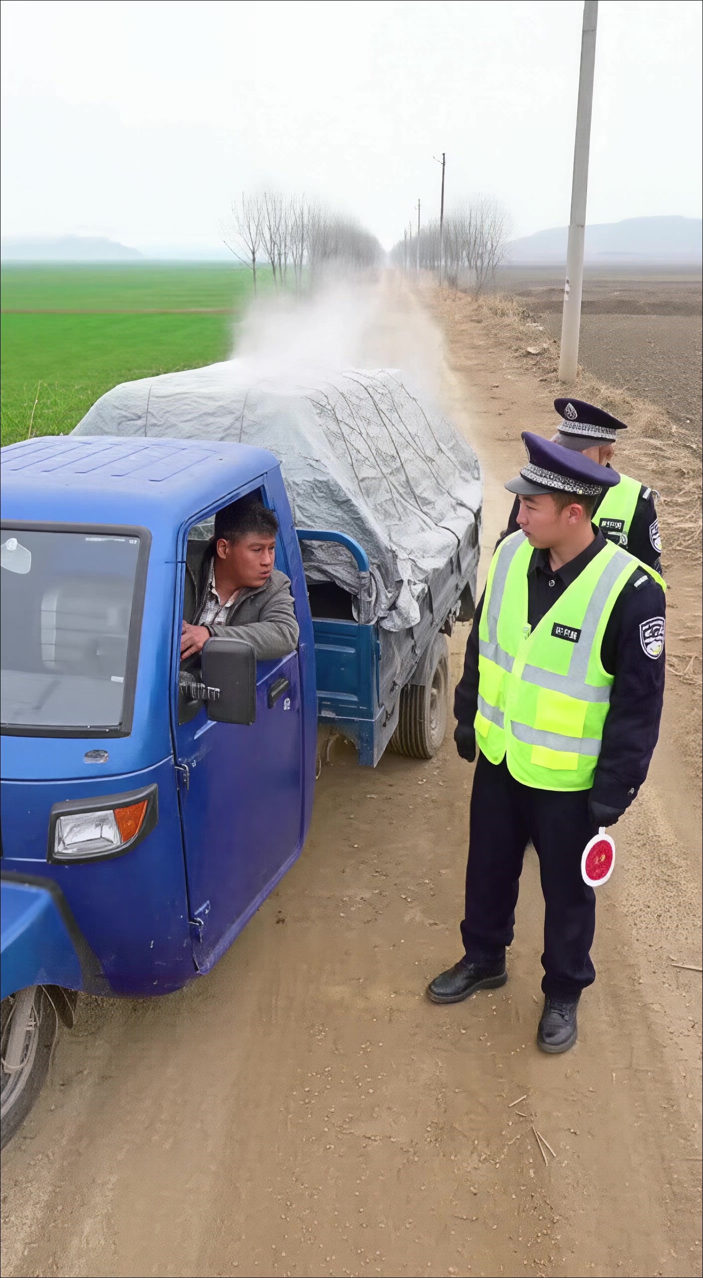 臭豆腐味三轮车被拦,掀开遮盖物瞬间,几十个活物滚了一地(1)