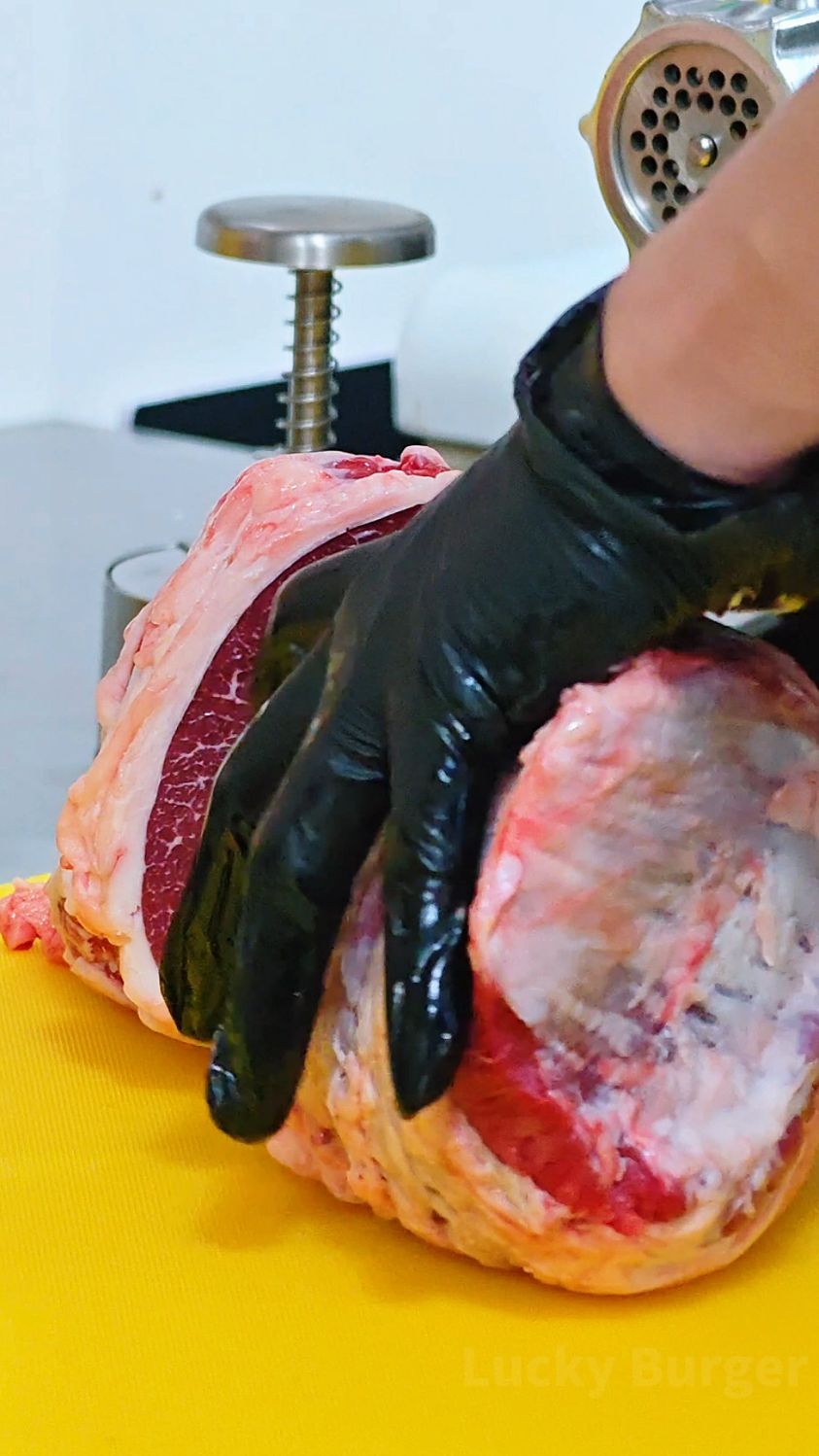 精选美式牛肉汉堡。