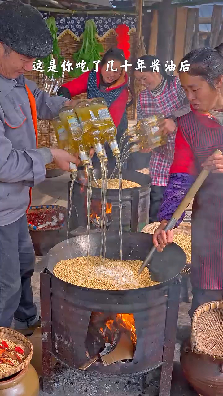 把农家干黄豆和啤酒上锅炒