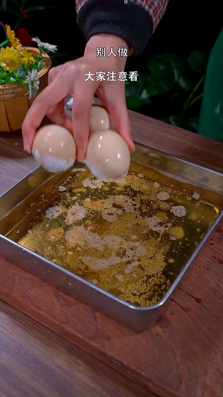 鸡蛋放啤酒里泡一泡