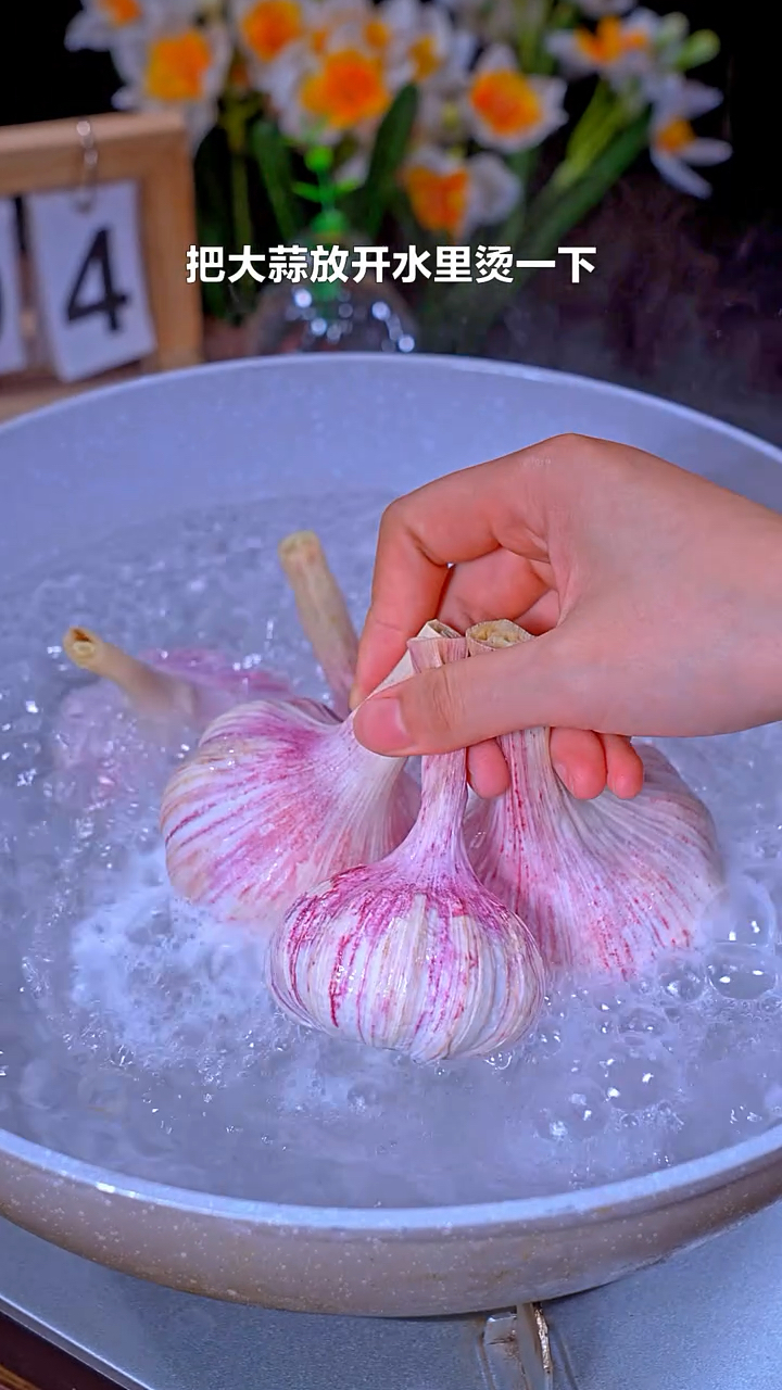 把大蒜放开水里烫一烫，出锅就是一道经典美食
