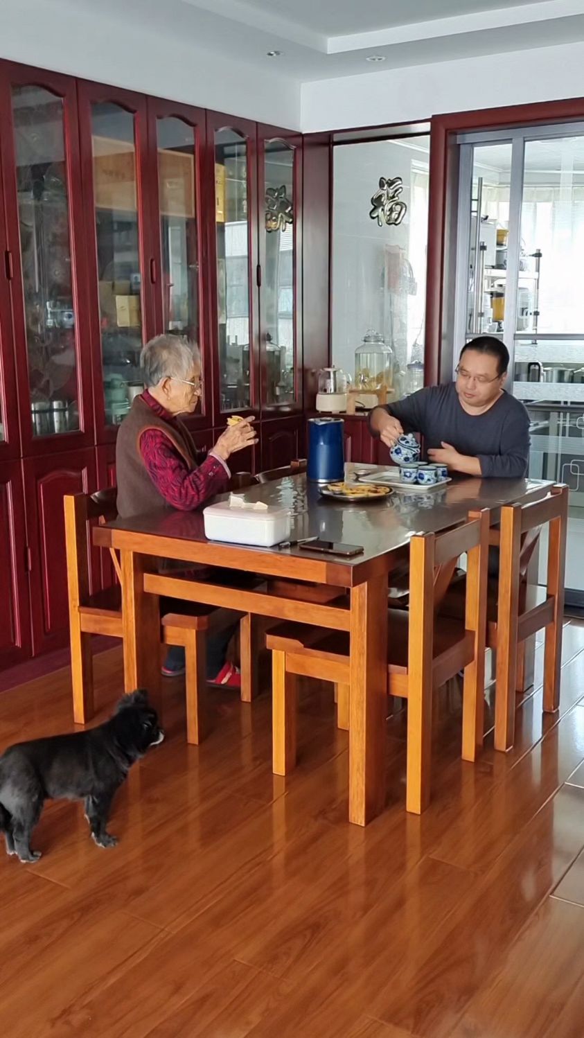 87岁老妈爱吃甜点,自己烤的蛋挞方便省时,口味还随意