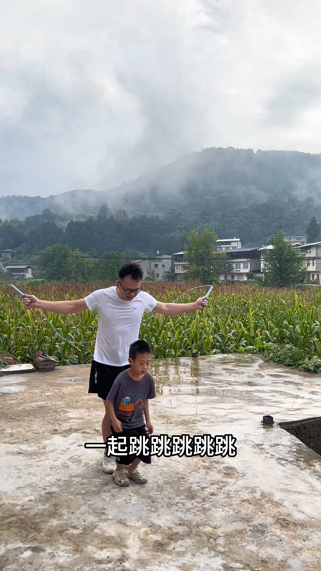 回菊河老家真开心，一家人在院子里吃早餐，真辛福