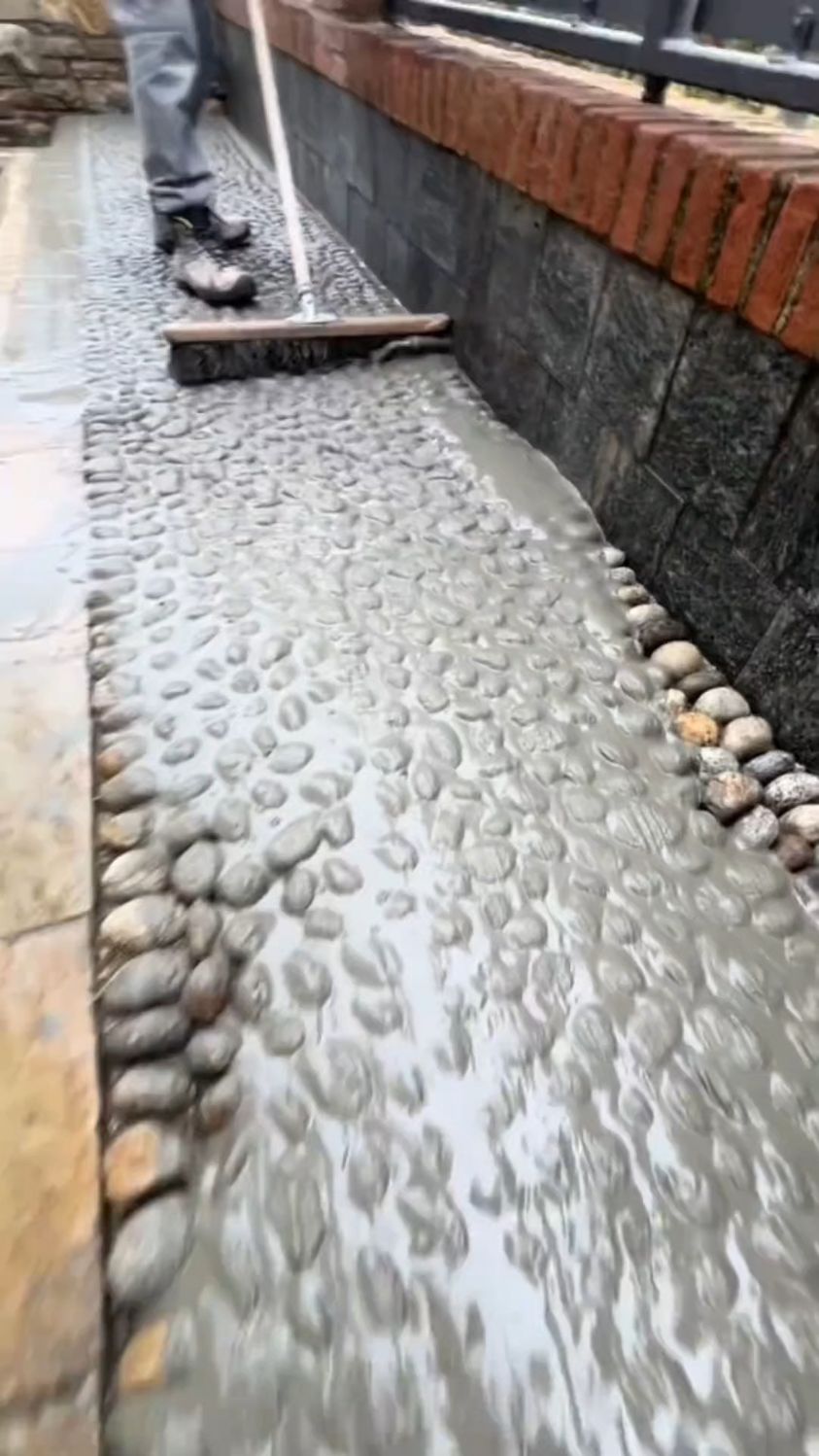 如何在家里用鹅卵石制作一条漂亮的步行小道?