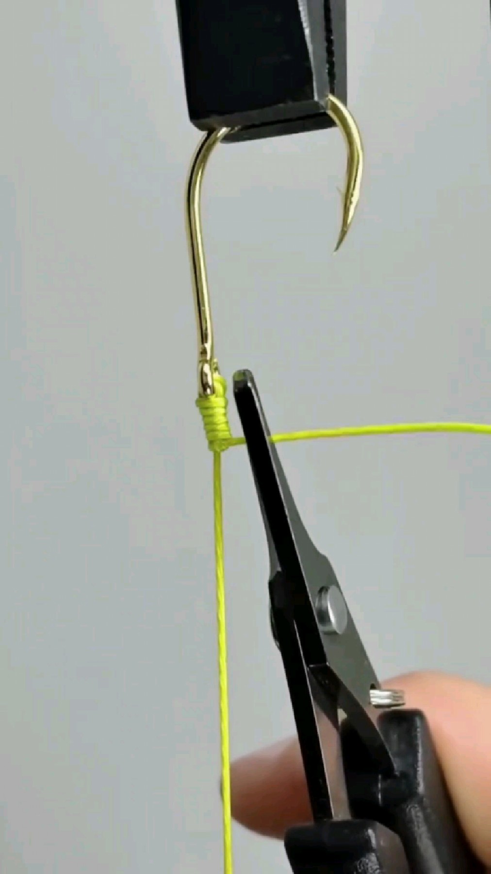 国外鲨鱼钩绑扎有何巧妙之处?和普通鱼钩绑扎的区别大揭秘