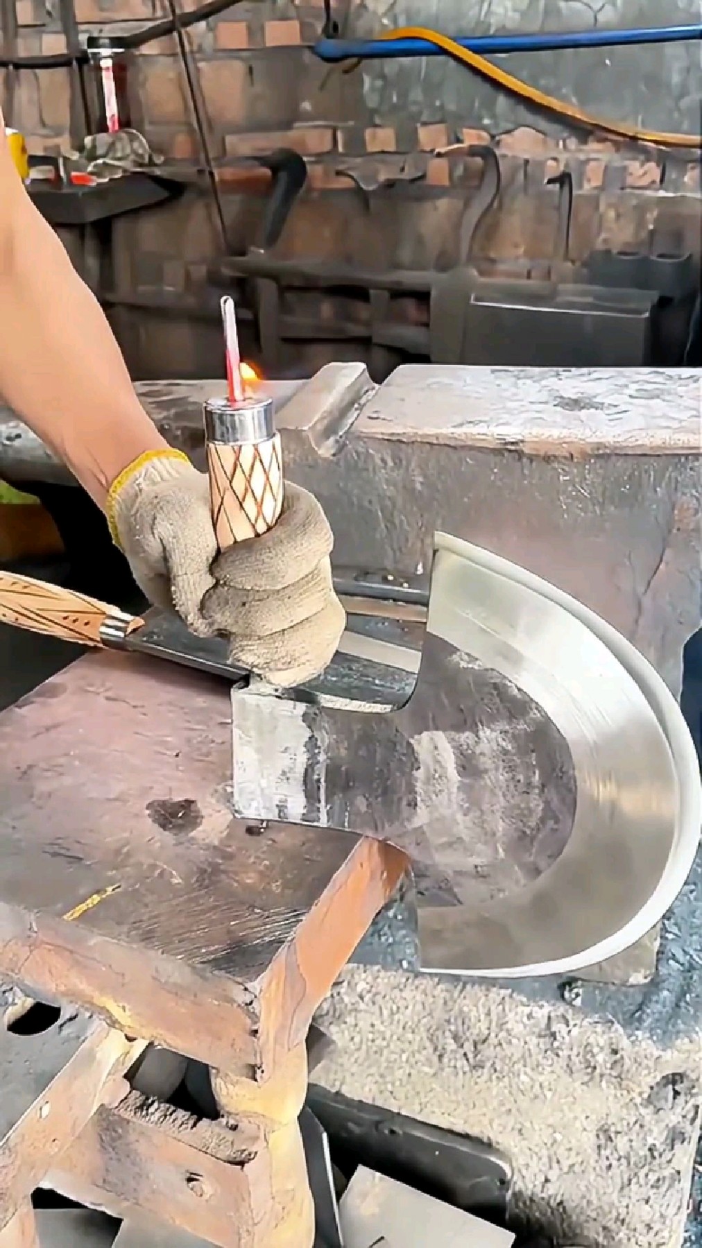 曝光杀猪匠的砍肉刀是如何徒手巧妙制作而成的罕见方法!