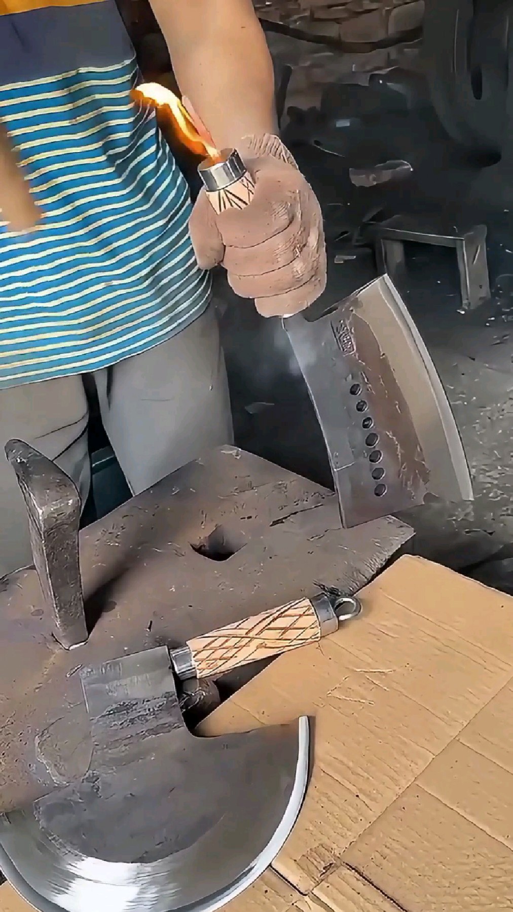 没有机器全靠手！尼泊尔菜刀凭什么削铁如泥？揭秘全过程