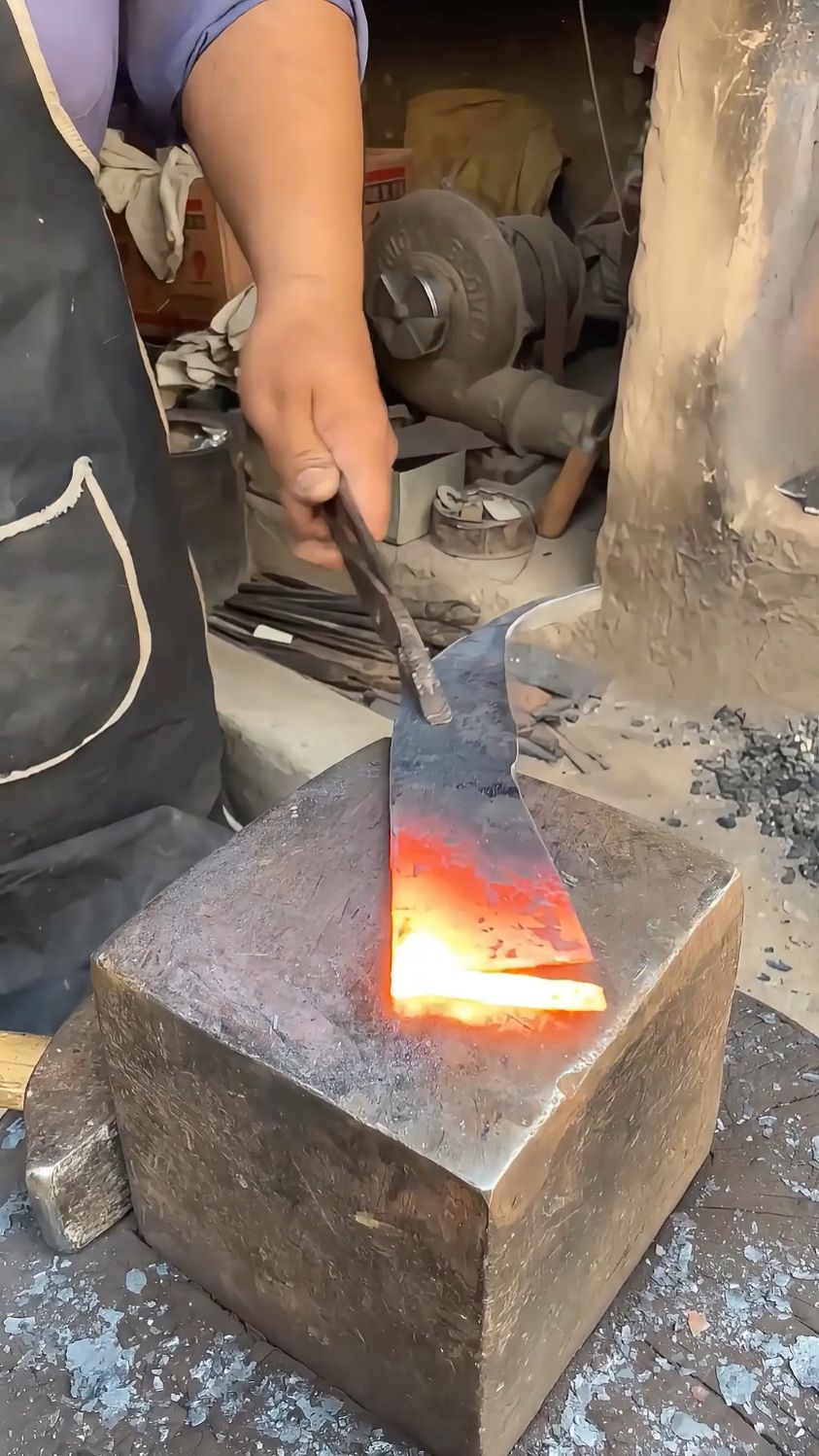 揭秘500元一把的手工菜刀是如何徒手制作而成的！