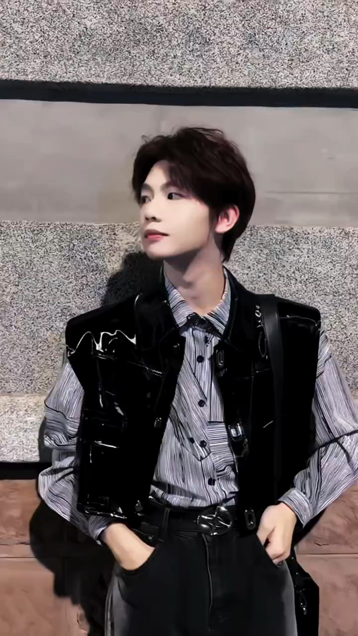 男生染红色头发挺好看的