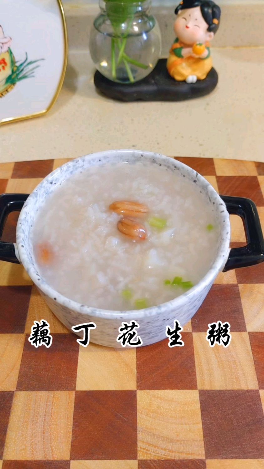 莲藕和花生是很好的食材搭档，搭配做成藕丁花生粥，口感粉糯清甜