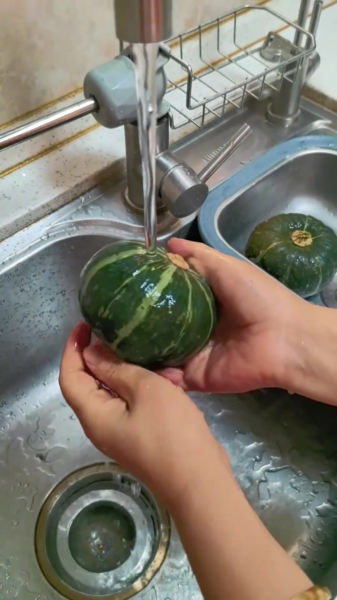 贝贝南瓜怎么蒸?家人们,贝贝南瓜这样蒸更粉更糯更好吃哦