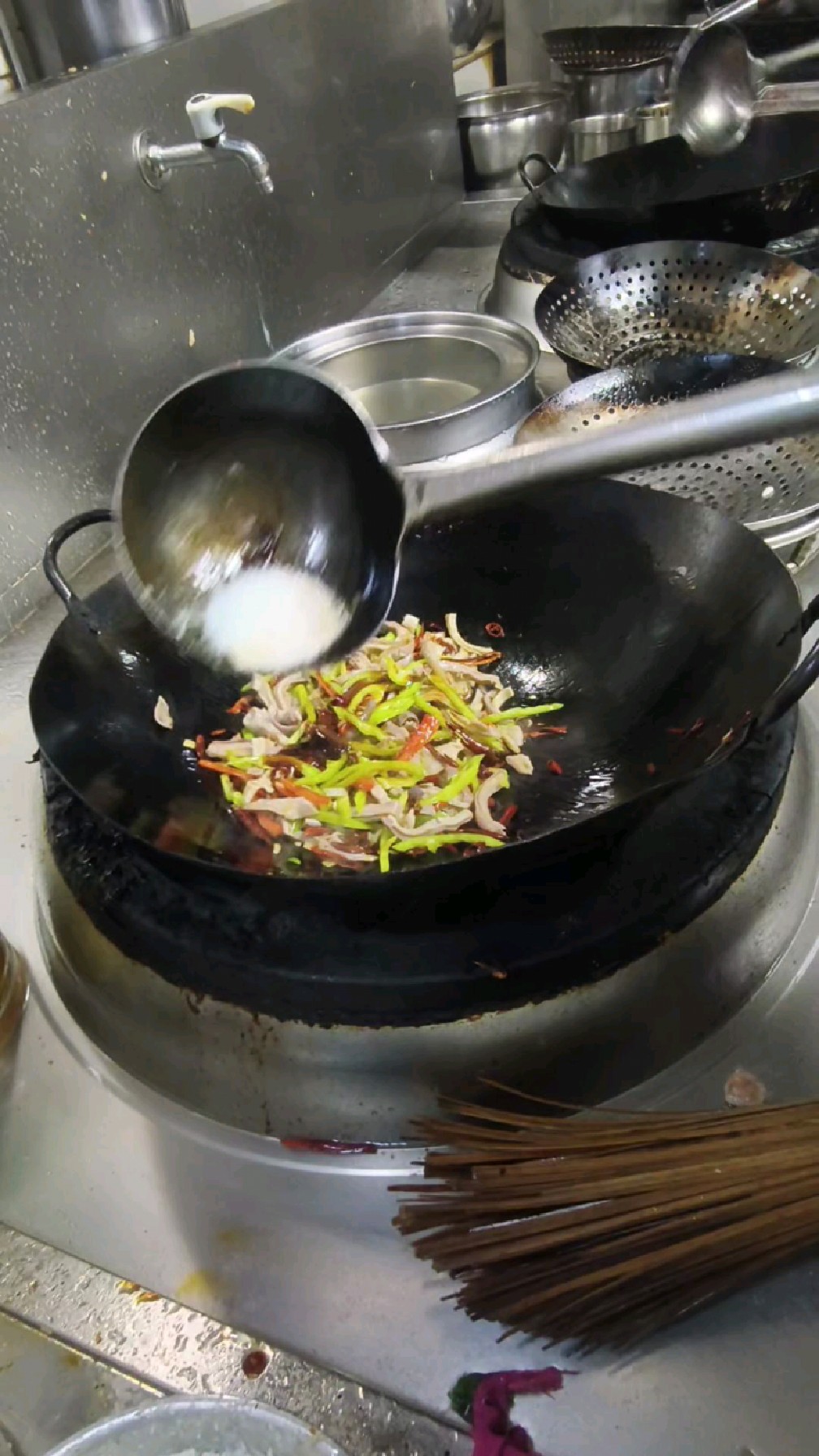 嘎嘎香的尖椒炒肚丝