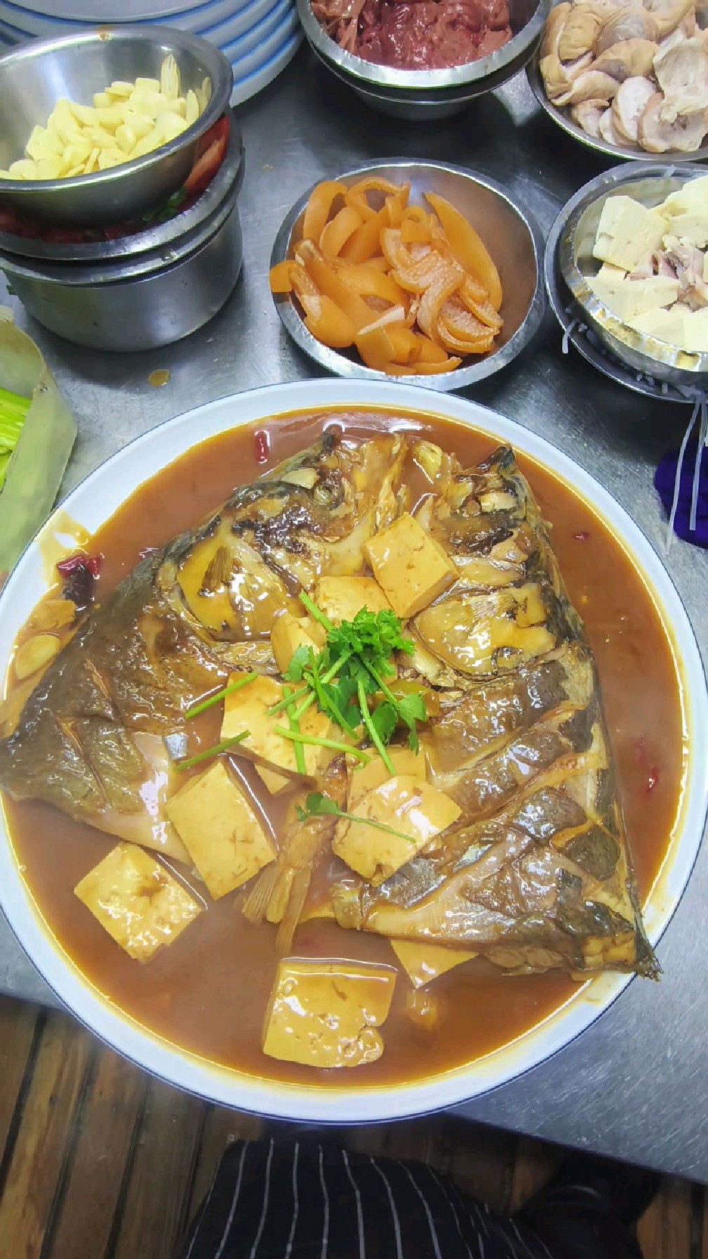 白鲢鱼头炖豆腐。