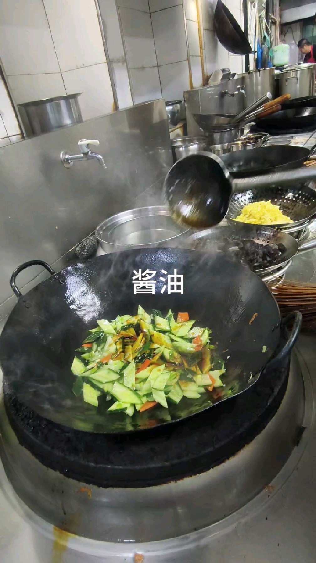 伙食餐黄瓜木耳炒鸡蛋