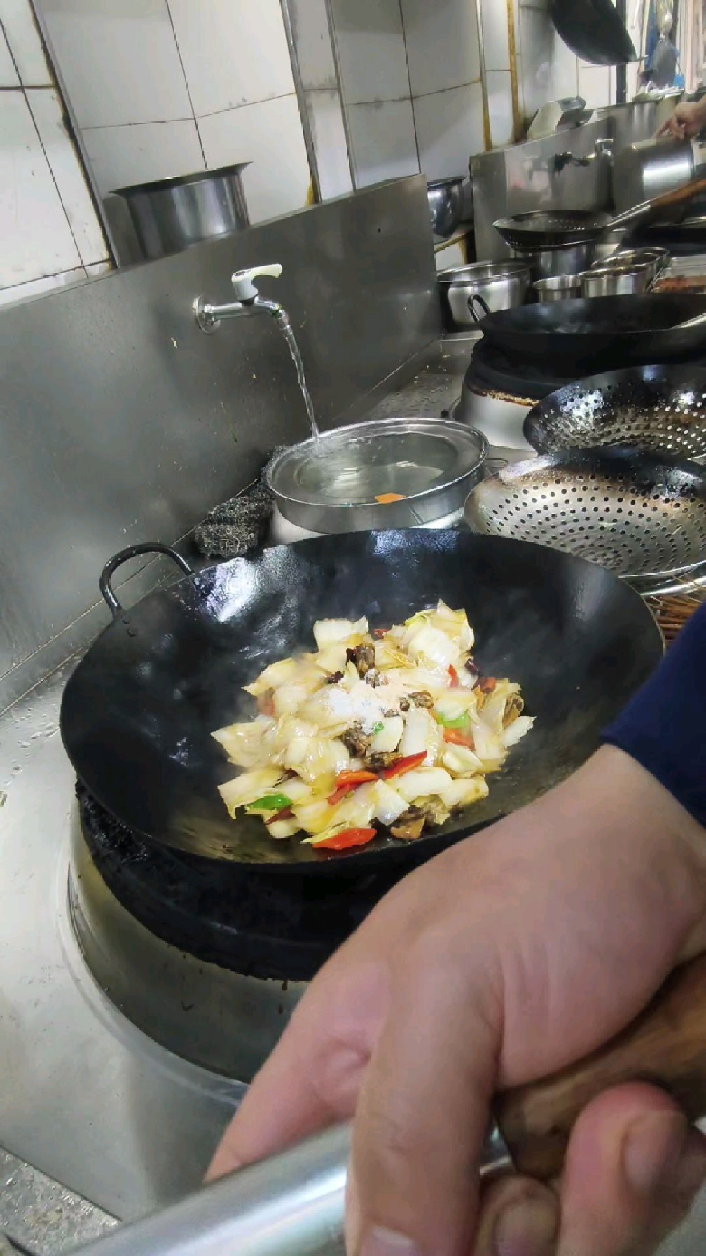 家常菜毛蚶炒白菜