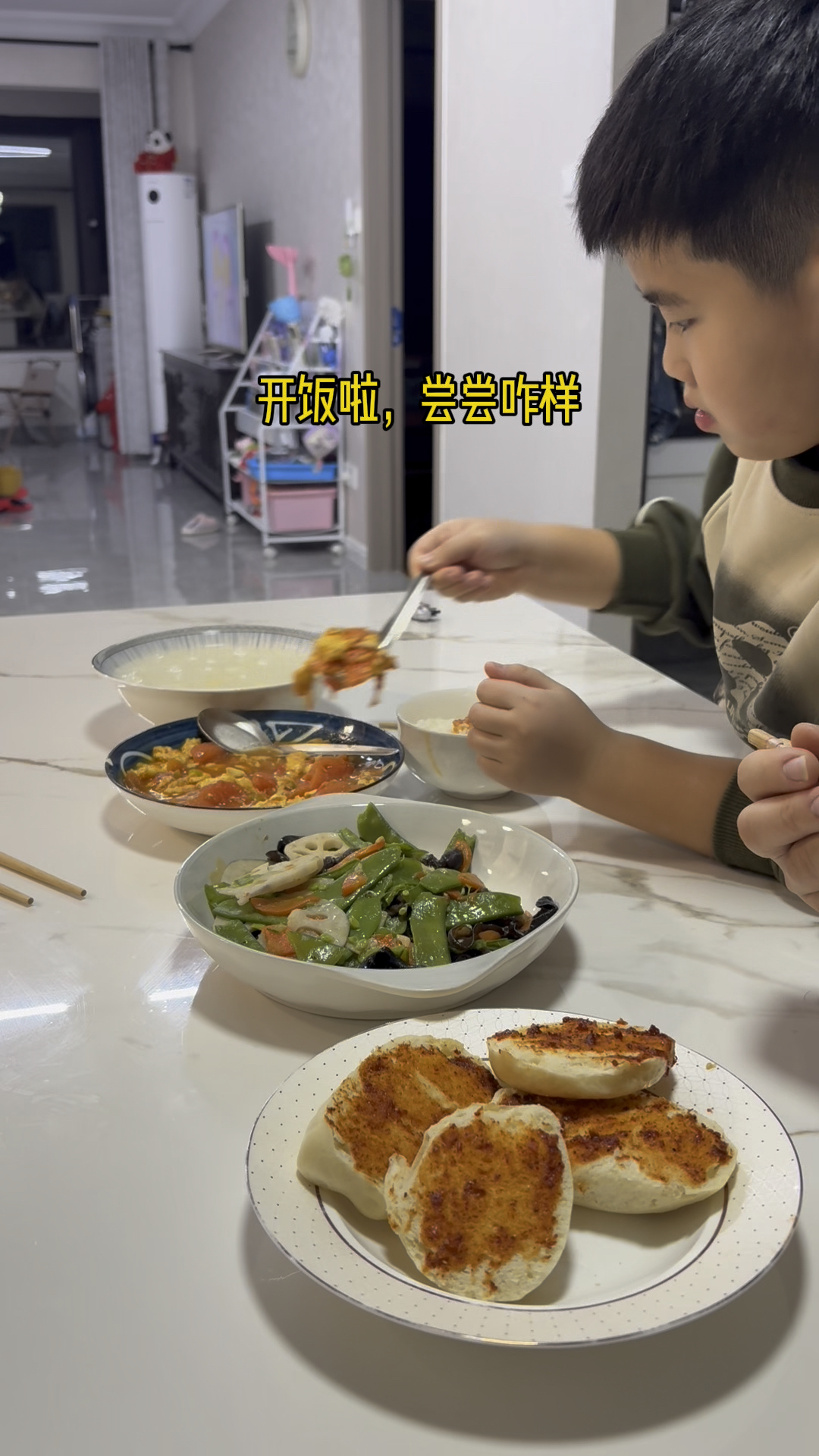 托孩子的福,今晚吃上了荷塘小炒,翠绿鲜香,备选年夜饭菜单啦
