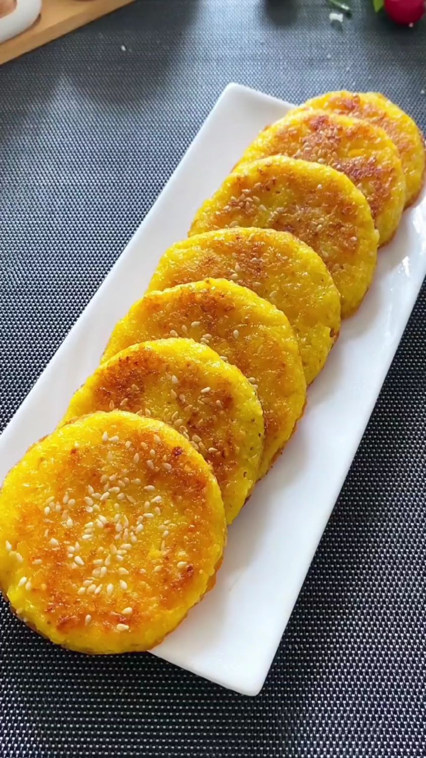 分享一道鲜玉米饼的做法