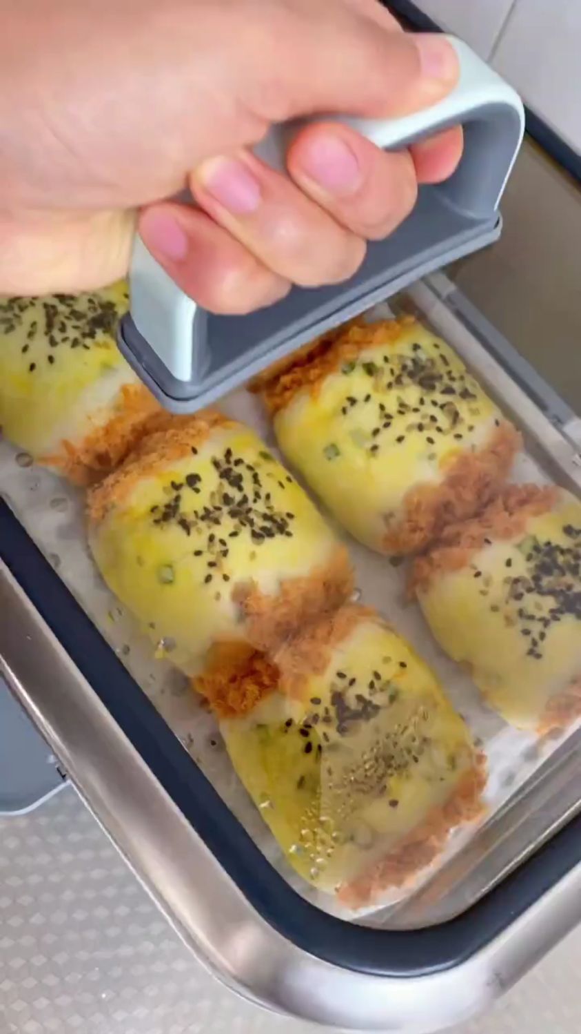 分享一道葱花肉松卷的做法