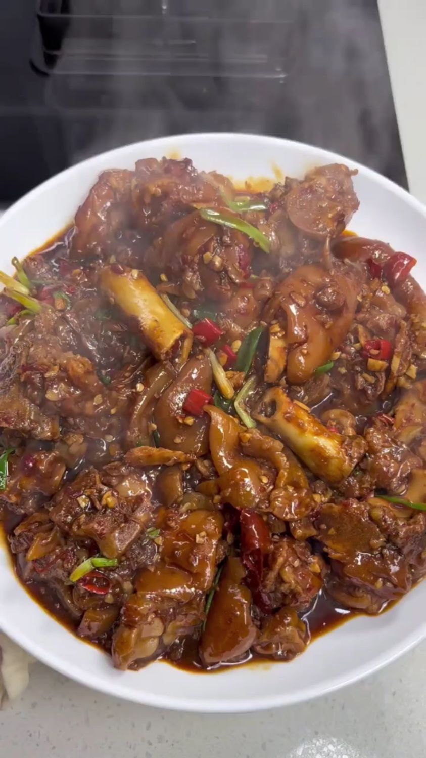 分享一道巨好吃的辣炒猪蹄的做法