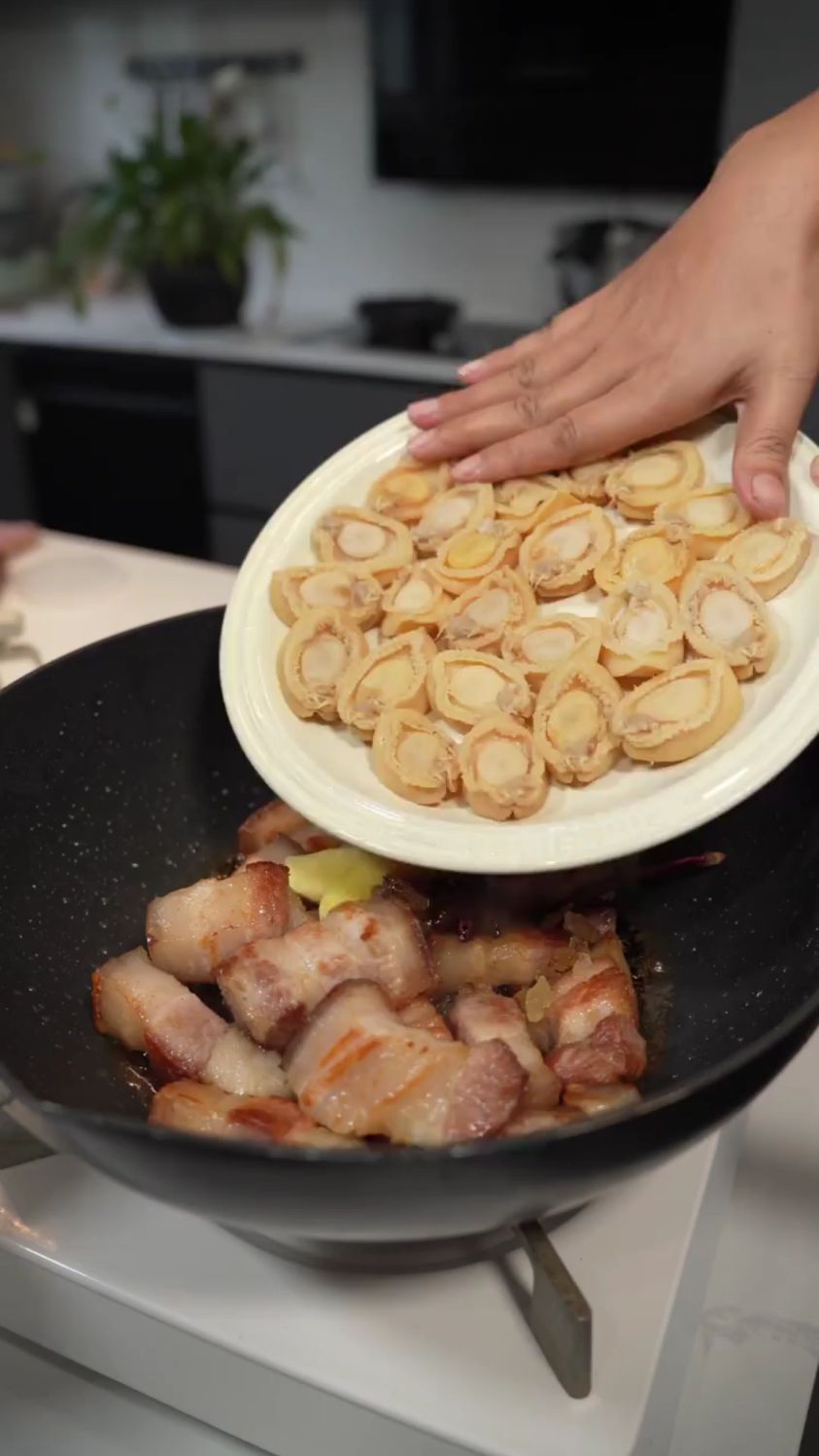 小鲍鱼焖五花肉的做法
