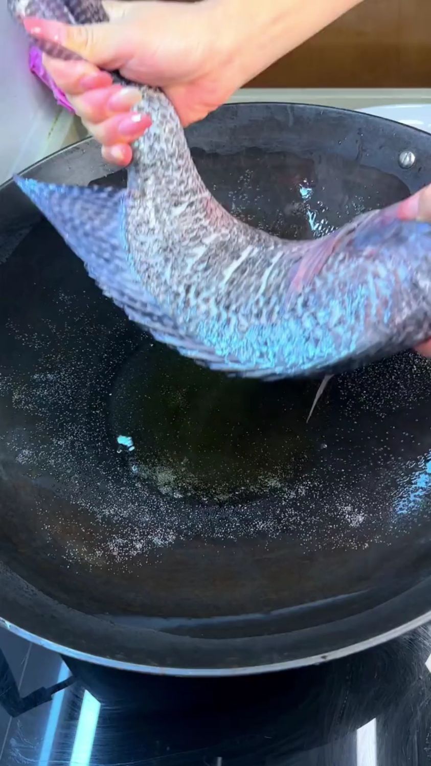 广西特色美食,酸芋檬焖鱼的做法