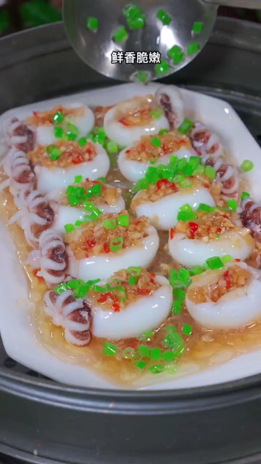 分享一道蒜蓉粉丝蒸墨鱼仔的做法