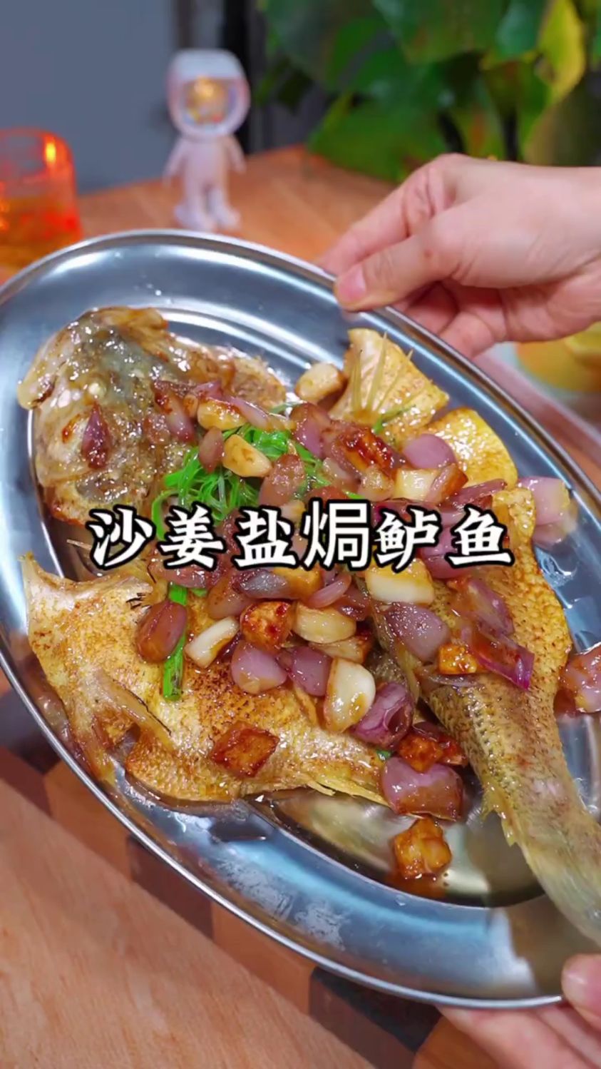 分享一道广式粤菜,沙姜焗鲈鱼的做法