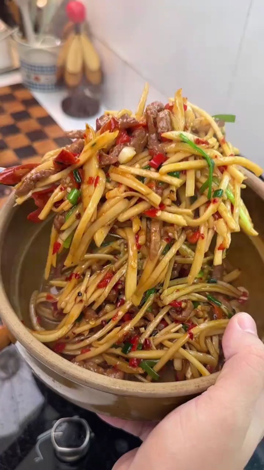 今天分享一道芋头丝炒牛肉的做法
