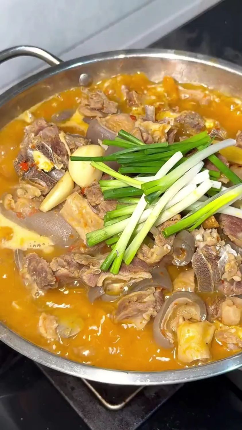 天冷了又是吃羊肉的时候，分享一道超好吃的羊肉火锅的做法