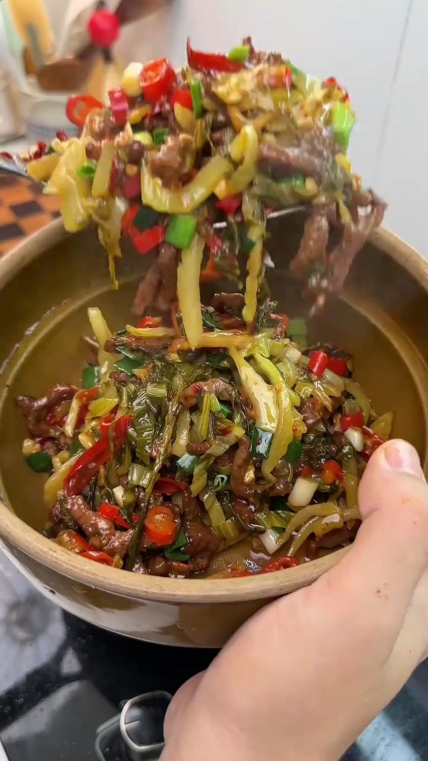 分享一道开胃又下饭的酸菜牛肉的做法