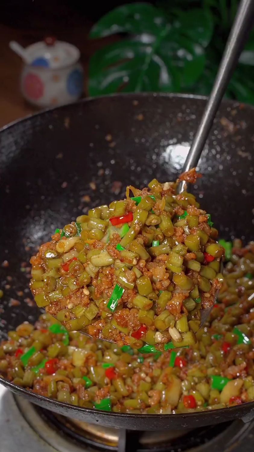 分享一道酸辣开胃的酸豆角炒肉末的做法
