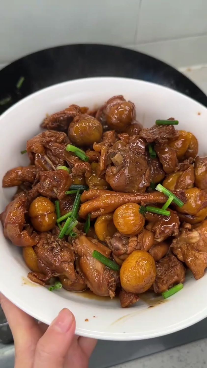 分享一道酱香板栗烧鸡的做法