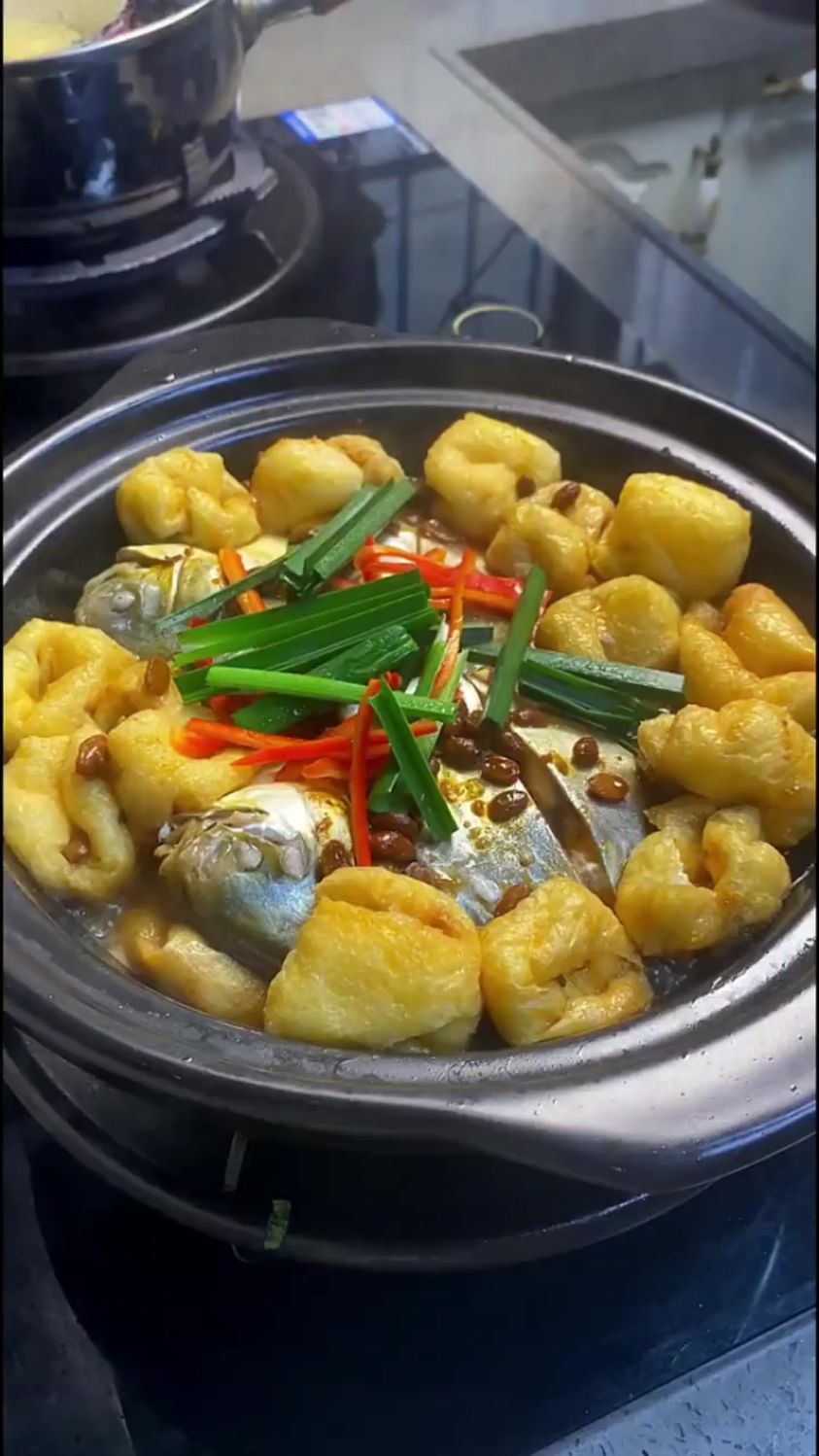 分享一道超好吃的豆腐泡焖金枪鱼的做法