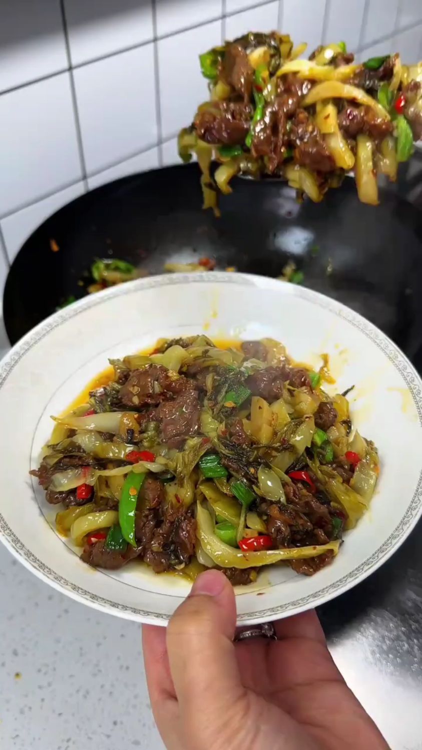 酸菜炒牛肉是一道超好吃又下饭的家常菜