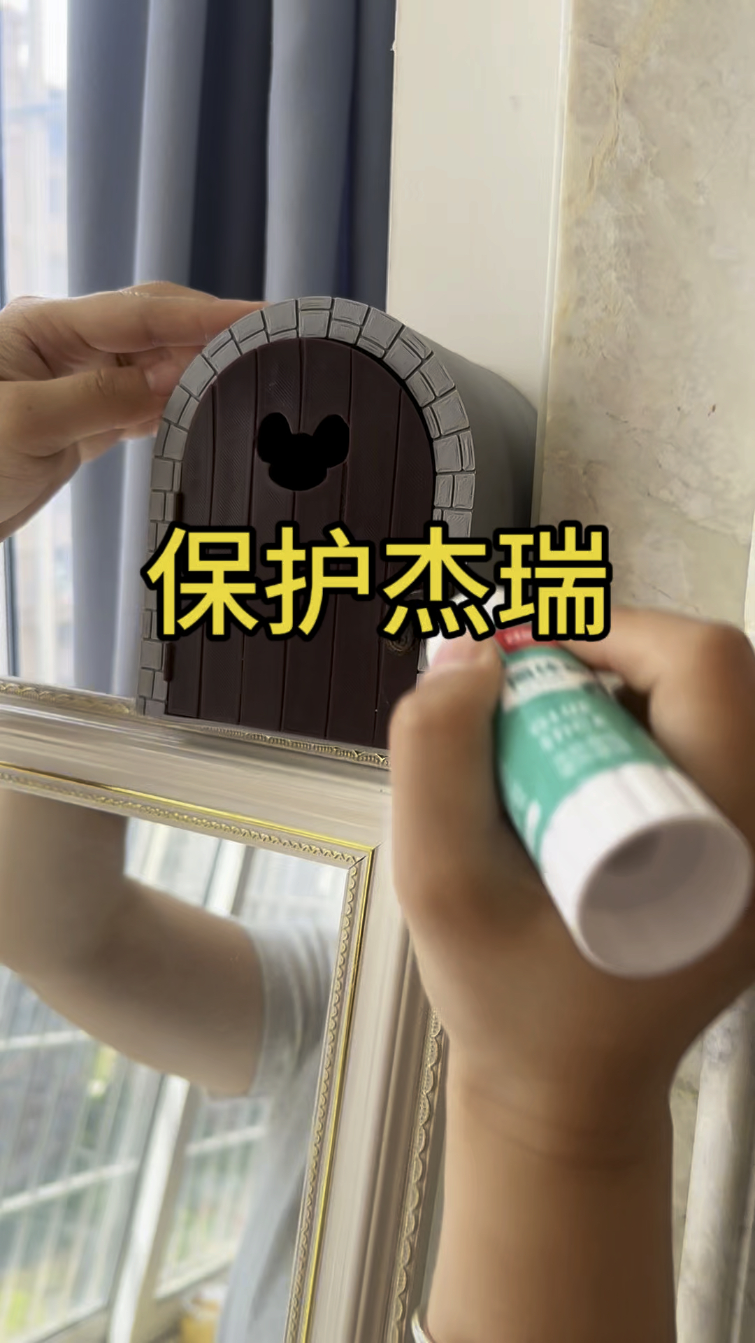 把杰瑞的房间粘起来,外面有很多汤姆猫要吃掉它